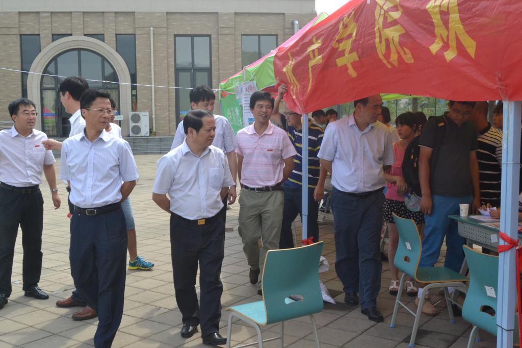 校领导前来迎新现场指导工作